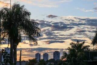 Céu de Campo Grande com algunas nuvens nesta quarta (Foto: Henrique Kawaminami)