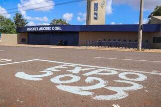 Ambulantes pintaram asfalto com tinta para garantir lugar. (Henrique Kawaminami)