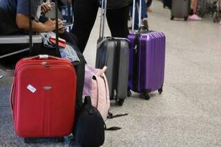 Passageiros esperam voo no Aeroporto Internacional de Campo Grande (Foto: Alex Machado)