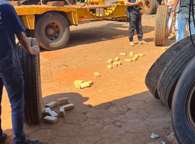 Pol&iacute;cia apreende meia tonelada de maconha em pneus de caminh&atilde;o-ba&uacute;