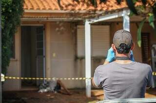 Homem estava caído na porta da residência. (Foto: Henrique Kawaminami)