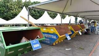 Caçambas para recolhimento de resíduos recicláveis do Drive Thru (Foto: Divulgação)