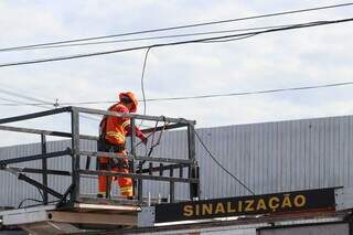 Técnico fazendo a manutenção do equipamento (Foto: Henrique Kawaminami)