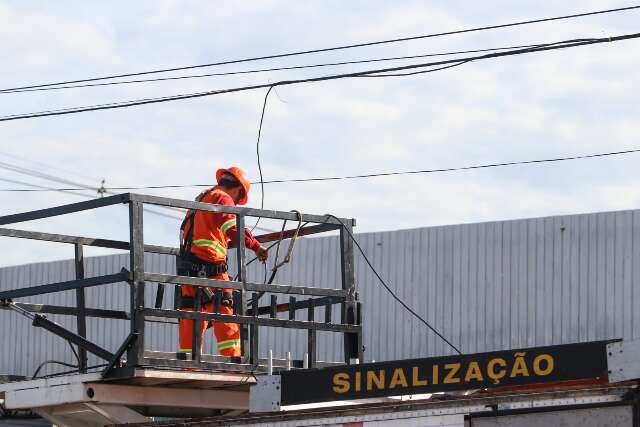  Furto de fia&ccedil;&atilde;o deixa sem&aacute;foro desligado em trecho da Vila Carvalho 