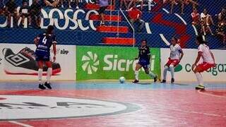 Jogadoras disputam a posse da bola em partida realizada nesta quarta-feira (12). (Foto: Lucas Castro)