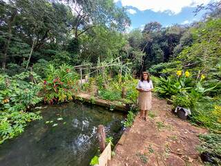 Marilda conquistou quintal com direito a muitas plantas e até laguinho particular. (Foto: Aletheya Alves)