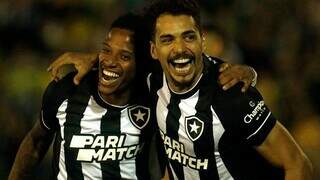 Eduardo comemora os dois gols que marcou nesta quarta-feira (12). (Foto: Vítor Silva/Botafogo)