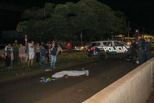 Motociclista morre atropelado por carreta ao tentar desviar de buraco em avenida