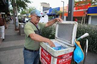 João Teixeira vende água no centro há 3 anos (Foto: Alex Machado)