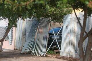 Carro destruiu portão de imóvel na Vila Jacy, em Campo Grande. (Foto: Marcos Maluf)