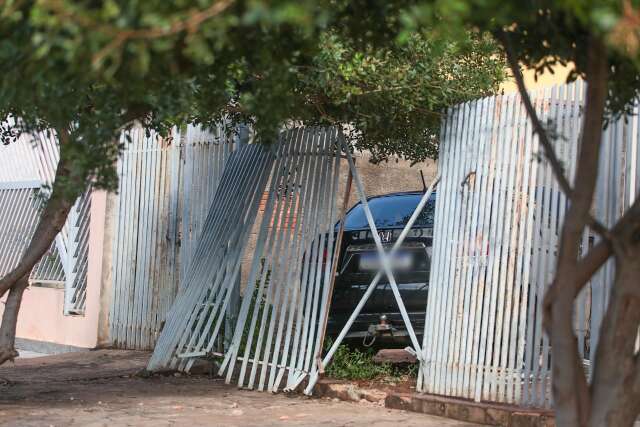 Jovem perde controle de carro, destr&oacute;i port&atilde;o e invade varanda de casa 