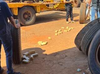 Tabletes de maconha foram encontrados em pneu de caminhão (Foto: Divulgação)