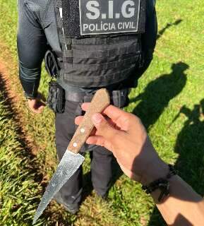 Acusado de assassinar esposa com oito facadas é localizado em mata