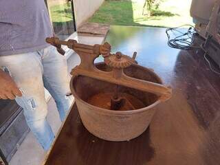 Torrador manual antigo de café pode ser usado em fogão. (Foto: Aletheya Alves)