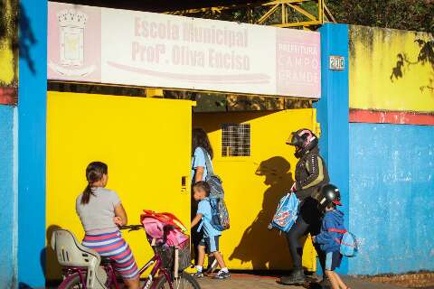 Pais defendem volta de uso de máscaras por professores: "É um cuidado válido"