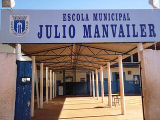 Escola Municipal Julio Manveiler e outras da rede de Amambai estão fechadas nesta quinta e sexta (13 e 14) (Foto: Divulgação)