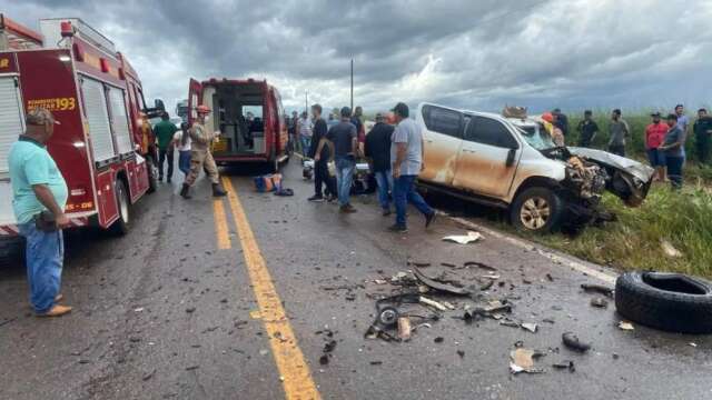 Acidente entre carreta e caminhonete mata 2 pessoas