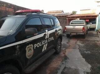 Caminhonete apreendida na casa onde mandado de busca foi cumprido. (Foto: Divulgação | Polícia Civil)