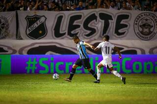 Jogadores do Grêmio e ABC em disputa de bola no Estádio Frasqueirão (Foto: Lucas Uebel/Grêmio)