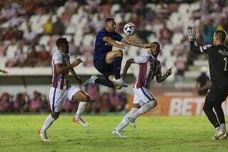 Atacante Gilberto disputando bola contra jogadores do Náutico (Foto: Divulgação/Cruzeiro)