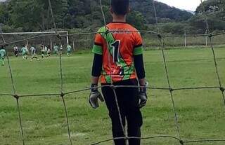 Menino em foto na página oficial do torneio, com o uniforme laranja de goleiro Nautico de Campo Grande, onde ele começou a jogar. (Foto: O Tempo)