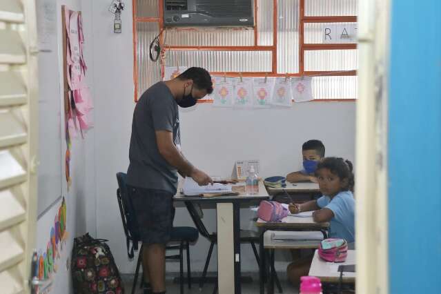 Profissionais de educa&ccedil;&atilde;o aprovam volta do uso de m&aacute;scaras nas escolas