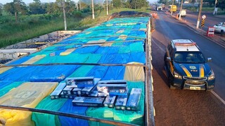 Motorista abandonou caminhão carregado de cigarro contrabandeado. (Foto: Divulgação PRF)