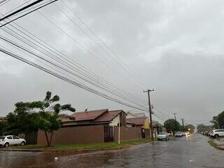 Chuva no fim da tarde desta quinta na região sul de Dourados (Foto: Helio de Freitas)