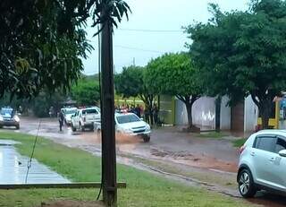 Viaturas da polícia paraguaia em frente ao local onde ocorreu tiroteio (Foto: Capitán Bado.com)