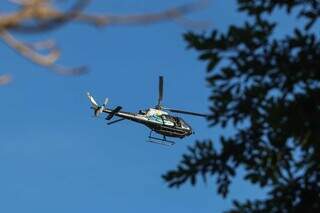 Helicóptero sobrevoou a Escola Municipal Professora Oliva Enciso, no Tiradentes. (Foto: Henrique Kawaminami)