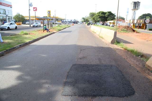 Obra inacabada incomoda e causa acidentes em avenida