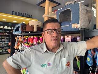 Mario Márcio da Silva acha que com o reordenamento do fluxo a loja deva receber mais clientes (Foto: Natália Olliver)