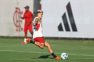 Atacante Pedro bate na bola em treino no Flamengo (Foto: Gilvan de Souza)