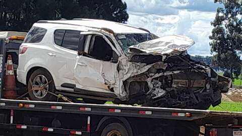 Colisão frontal envolvendo caminhonete e veículo SUV deixa 5 feridos 