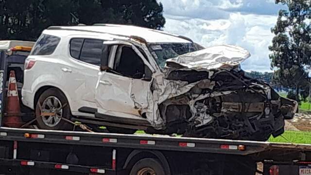 Colis&atilde;o frontal envolvendo caminhonete e ve&iacute;culo SUV deixa 5 feridos 