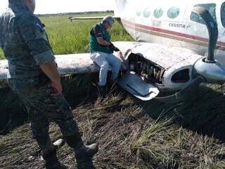 Perito analisa motor de avião Cessna que fez pouso forçado com cinco pessoas (Foto: Divulgação)