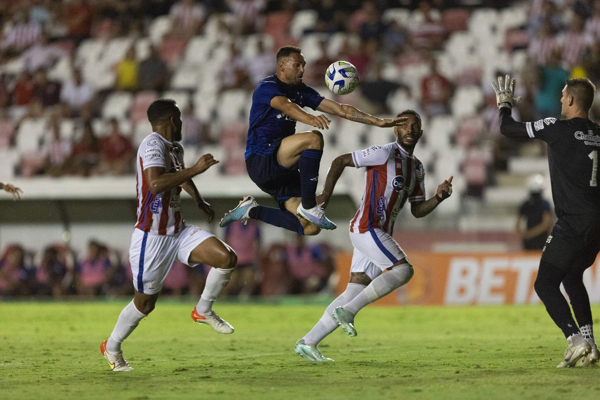Náutico vence Cruzeiro com gol no fim e quebra tabu de 13 anos nos Aflitos 