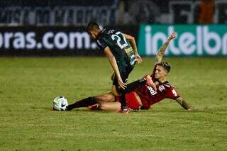 Disputa de bola entre jogadores do Maringá e Flamengo (Foto: Divulgação/Flamengo)