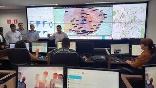 Monitores do gabinete de crise localizado na CICC em Campo Grande (Foto: Alex Machado)