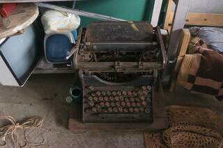 Máquina de escrever é uma das relíquias que marido deixou. (Foto: Paulo Francis)