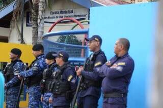 Homens da Guarda Municipal fortemente armados em frente de escola (Foto: Alex Machado)