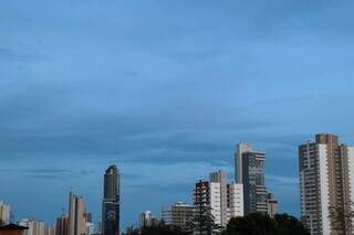 Céu da Capital com algumas nuvens nesta manhã (Foto: Henrique Kawaminami)