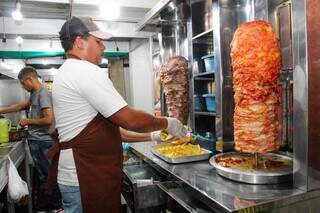 Churrasco grego é uma dos pratos servidos na Expogrande. (Foto: Juliano Almeida)