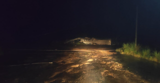 Cabos de energia ficaram pelo chão deixando a cidade no escuro (Foto: reprodução / Cipó)