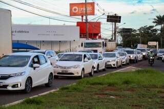 Fila de carros com motoristas esperando para acessar rotatória da Avenida Interlagos com a Rua Spipe Calarge (Foto Alex Machado)