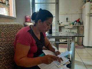 Fernanda mostra os laudos, cirurgias e o pedido de vaga para cicurgia de correção da hérnia no Hospital Regional. (Foto: Idaicy Solano)
