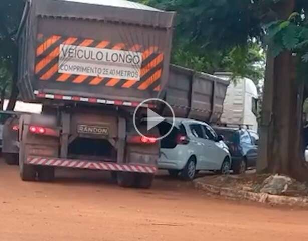 Carros parados em locais proibidos atrapalham tr&acirc;nsito no Indubrasil