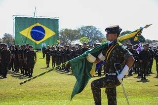 Militares no Campo de Parada do CMO (Comando Militar do Oeste) em comemoração ao Dia do Soldado (Foto: Divulgação/CMO)
