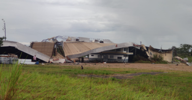 Temporal com ventos de 59 km/h destr&oacute;i coberturas e deixa cidade sem luz