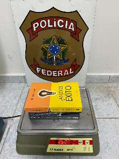 Traficante &eacute; preso com coca&iacute;na &ldquo;disfar&ccedil;ada&rdquo; em livros, rumo &agrave; Austr&aacute;lia